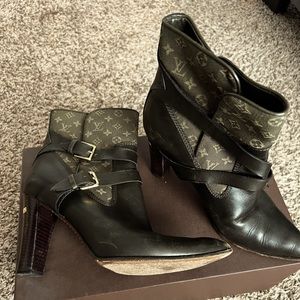 Louis Vuitton boots size 39 1/2. Very good condition